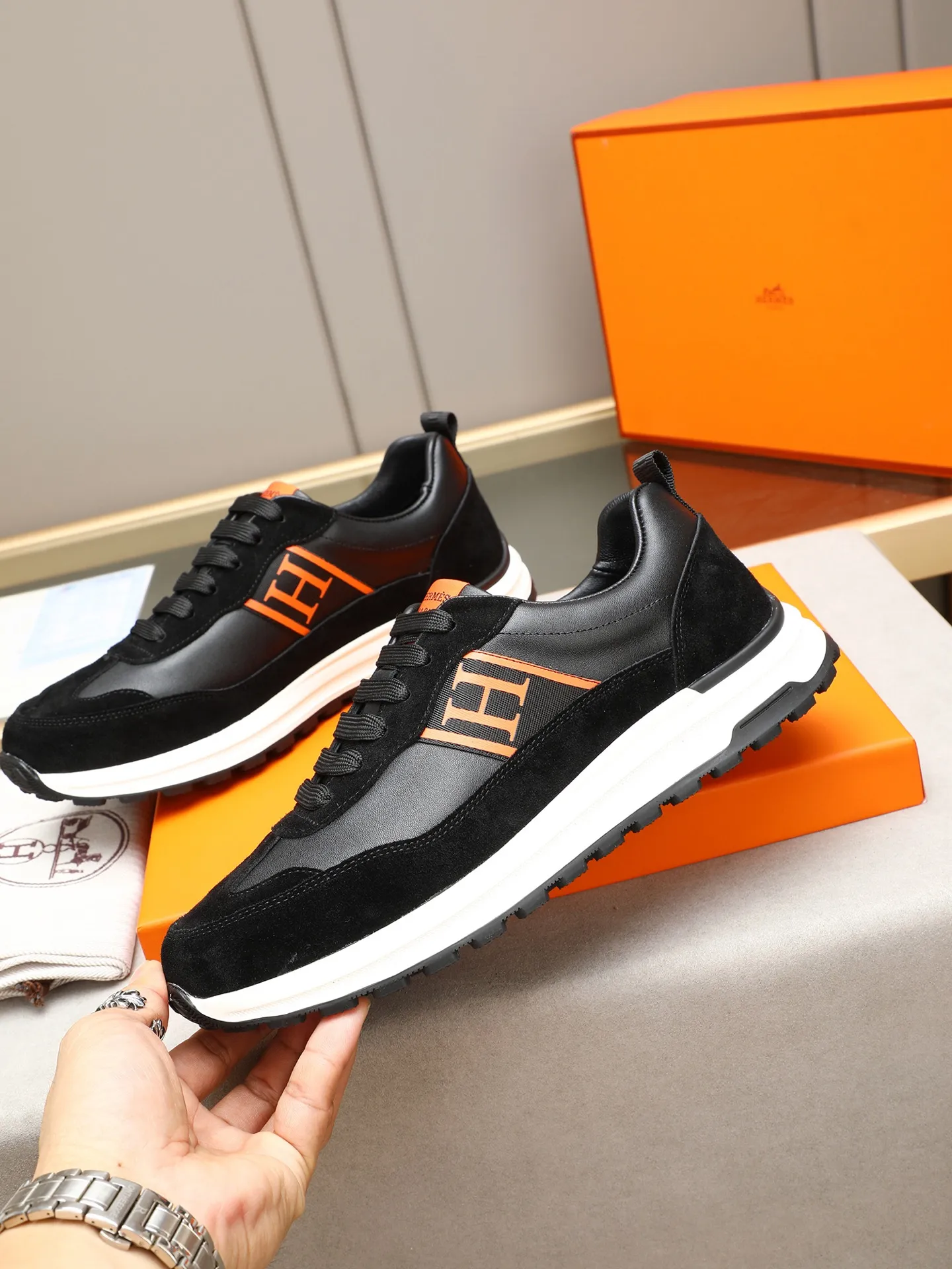 📛📛📛Men's shoes💰P420 (Hermes)🆕Men's color-blocked sneakers, with textured calfskin details. Spliced ​​with original cowhide, this shoe draws inspiration from the equestrian world, integrating technical details and practical functions. Breathable sheep lining, original combination outsole, high-end quality, and every detail is perfectly combined! Size: 38-44 (45 can be customized)